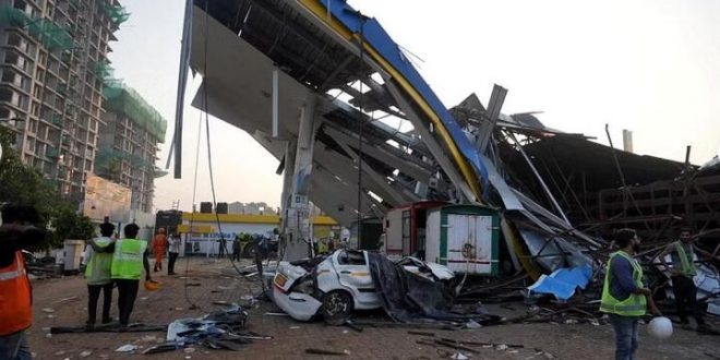 Tonlarca ağırlığındaki reklam panosu devrildi: Cok sayıda ölü