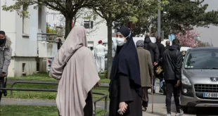 Başörtüsü yasağı ve laiklik tartışmaları göçmenleri nefessiz bıraktı