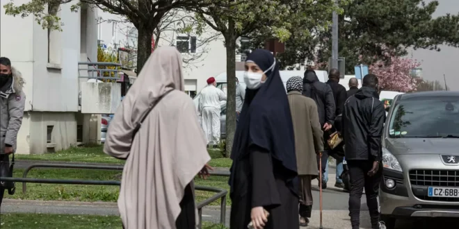 Başörtüsü yasağı ve laiklik tartışmaları göçmenleri nefessiz bıraktı