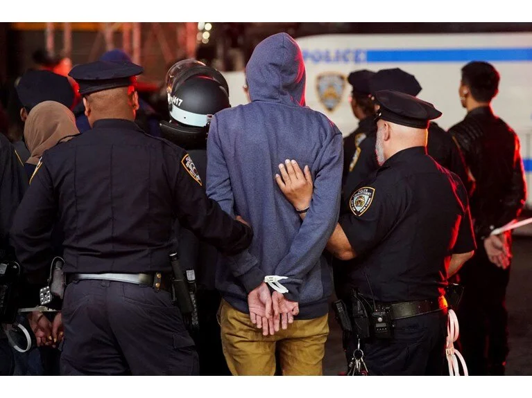 New York polisi kampüste, öğrenciler geri adım atmıyor!